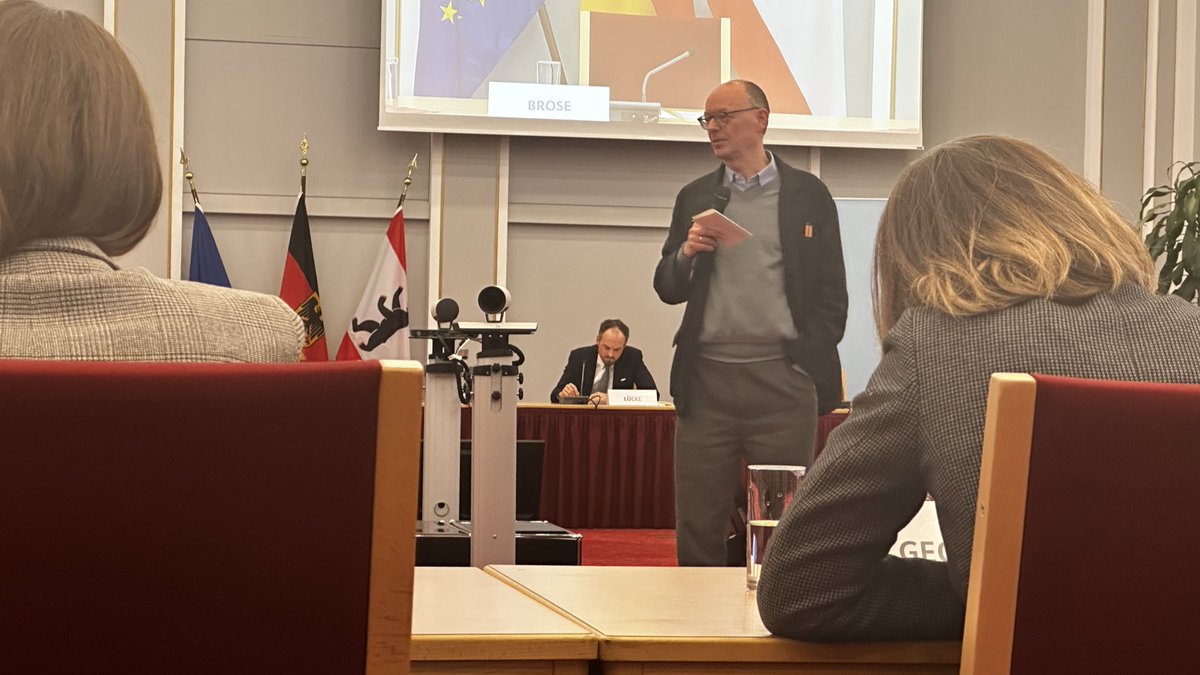 BAKS_Bund's tweet photo. Auftaktveranstaltung des Arbeitskreises Junge Sicherheitspolitiker (#AKJS). @BAKS_President Brose stellt das Jahresthema „Transatlantisches ,Burden-Sharing' im Kontext der #Zeitenwende" vor. https://t.co/uaqtHQkT9L