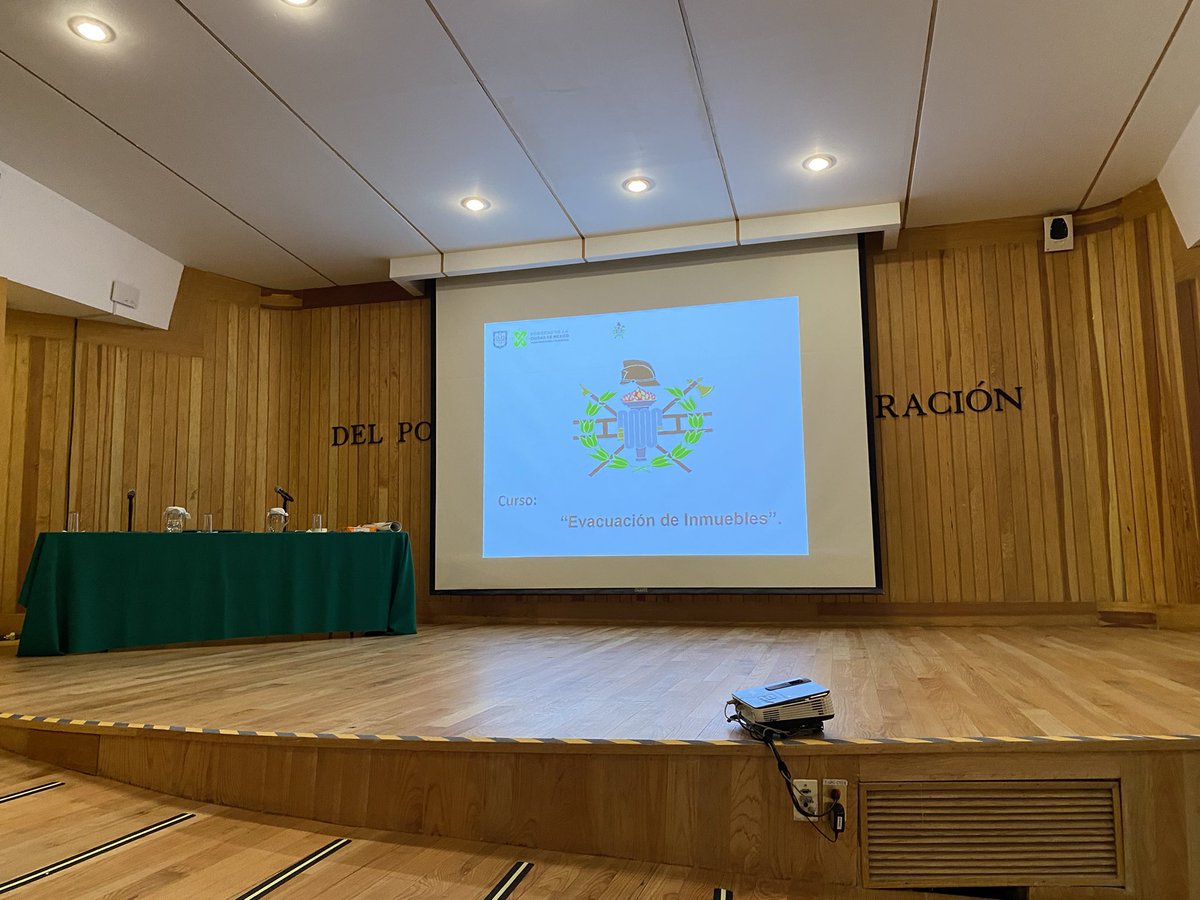 HernandezRRamon's tweet image. A punto de empezar el curso #EvacuaciondeInmuebles para #BrigadistasTEPJF felicidades a la #DGPI del @TEPJF_informa y al H. @Bomberos_CDMX por tan importante actividad #Gracias🙏🏻