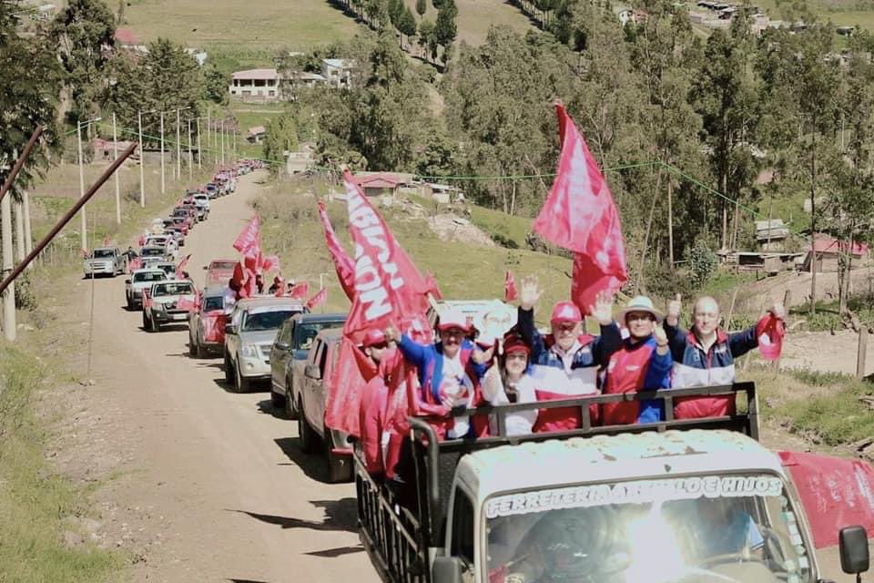 #Caravana 

Gracias a la parroquia #ElValle por esta muestra de cariño y apoyo que recibimos a cada paso. 

Instantes de la caravana, junto a <a href="/MarceloHCabrera/">Marcelo Cabrera P.</a> <a href="/CamilaCondeO/">Camila Conde Ochoa</a> y Fabián Carrión Presidente GAD El Valle.

#RescatemosCuenca #jaimemorenoalcalde 
 
Vota todo 82-62 ❤️💙