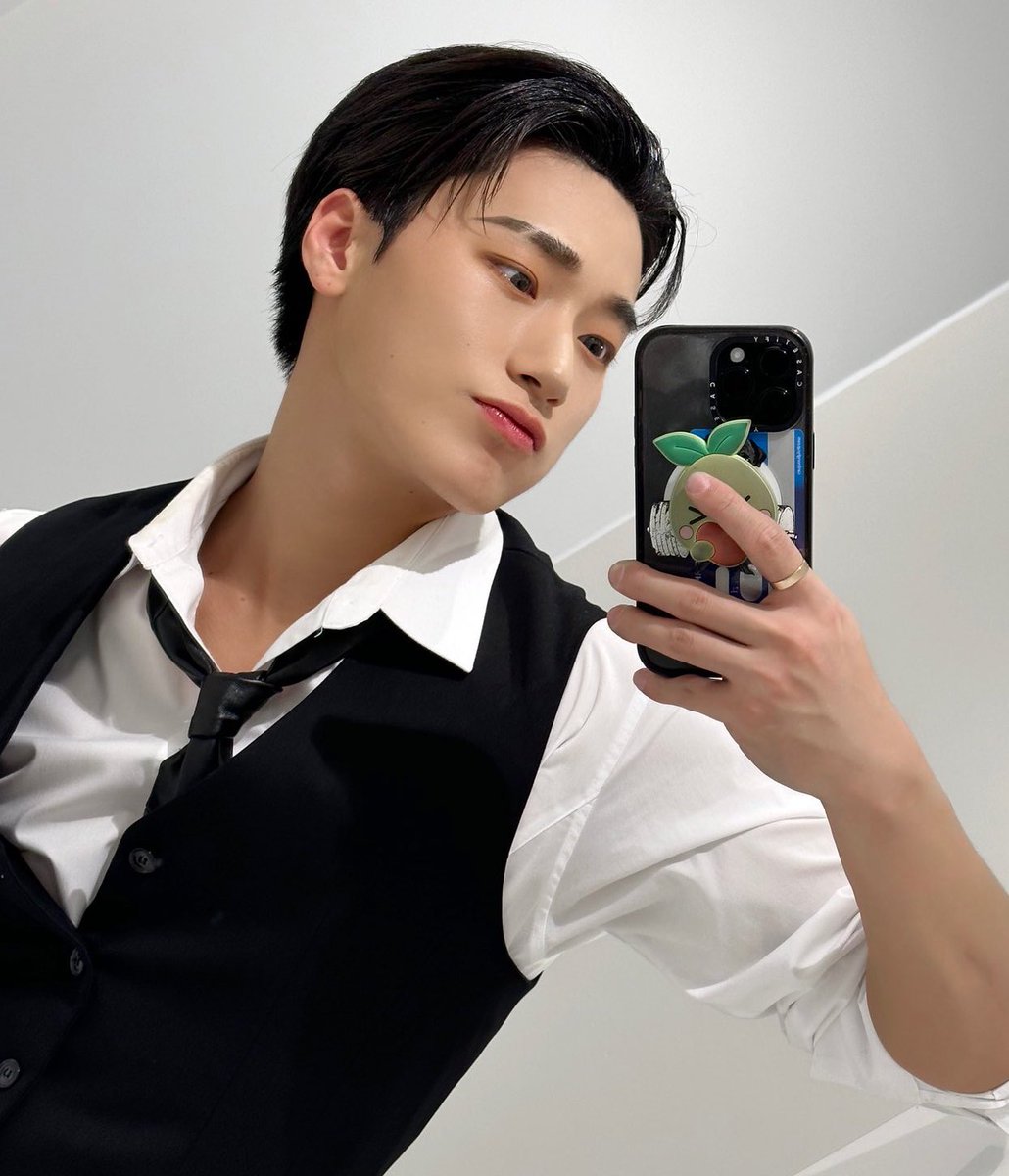 allforsan710's tweet photo. The loose neck tie... I can't breath 😣 https://t.co/nJeHs6Tkjh