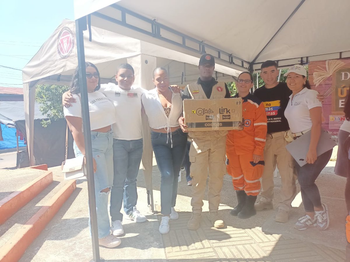 CCON3_FFMM's tweet photo. En el Doncello #Caquetá,  promotores de Educación en el Riesgo de Minas antipersonal del #BIDEH1, apoyan Donatón de útiles escolares, a su vez, invitan a transitar únicamente por los caminos seguros, visitar las zonas seguras y evitar ingresar a zonas de riesgo. 
#SomosSuEjercito https://t.co/7rDZv2WpZv
