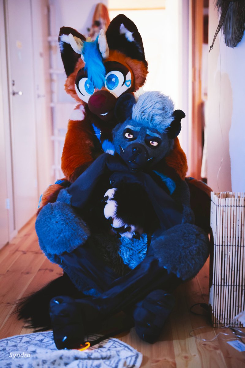 Look at these fluffs! <a href="/JJOLTT/">JOLT</a> is such a cutie! ^^

📸 <a href="/SyndraFox/">Syndra</a> 

#fursuit #furryfandom #furrycommunity