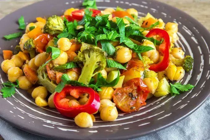 DrKristieLeong's tweet photo. #Chickpeas are a good source of #zinc, but you’ll absorb more of it if you combine them with onions. The sulfur-containing amino acids in onions boost the absorption of zinc from plant-based foods. #healthyeating #healthyfoods https://t.co/iaXVHzUCnf