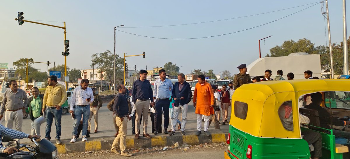 Sushil Parmar G.A.S (@sushilparmargas) on Twitter photo પાલનપુર ખાતે એરોમા સર્કલ તથા તેની આસપાસનાં વિસ્તારોનું ટ્રાફિક સંબંધિત સમસ્યા સબબ ધારાસભ્યશ્રી, DySPશ્રી તથા અન્ય વિભાગોના અધિકારીશ્રીઓ સાથે સંયુક્ત નિરીક્ષણ કર્યું તેમજ તેના નિવારણ માટેની સૂચનાઓ આપી. <a href="/CollectorBK/">Collector & DM Banaskantha</a> <a href="/SP_Banaskantha/">SP Banaskantha</a> પાલનપુર ખાતે એરોમા સર્કલ તથા તેની આસપાસનાં વિસ્તારોનું ટ્રાફિક સંબંધિત સમસ્યા સબબ ધારાસભ્યશ્રી, DySPશ્રી તથા અન્ય વિભાગોના અધિકારીશ્રીઓ સાથે સંયુક્ત નિરીક્ષણ કર્યું તેમજ તેના નિવારણ માટેની સૂચનાઓ આપી. <a href="/CollectorBK/">Collector & DM Banaskantha</a> <a href="/SP_Banaskantha/">SP Banaskantha</a>