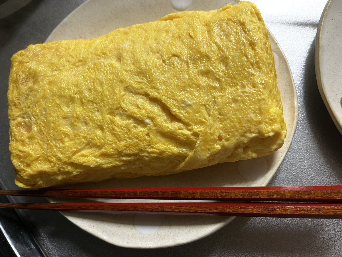 or_loveme's tweet photo. 今日の終わりに

母の作っただし巻き玉子
これを越えれる玉子焼きは未だかつて出会ってないし、今後も出会えないと確信してる

このまま切らずに食べちゃった😋 https://t.co/lcqSlf81xX