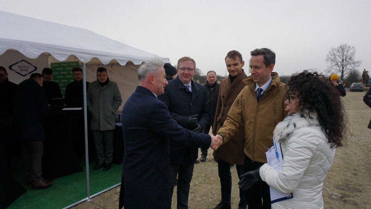 Marcin Ociepa (@marcinociepa) on Twitter photo Ruszamy z obiecanymi inwestycjami🏗️na terenie Zielonki w Brzegu. To nowe miejsca pracy i większe wpływy z podatków dla lokalnego samorządu💪. Ruszamy z obiecanymi inwestycjami🏗️na terenie Zielonki w Brzegu. To nowe miejsca pracy i większe wpływy z podatków dla lokalnego samorządu💪.