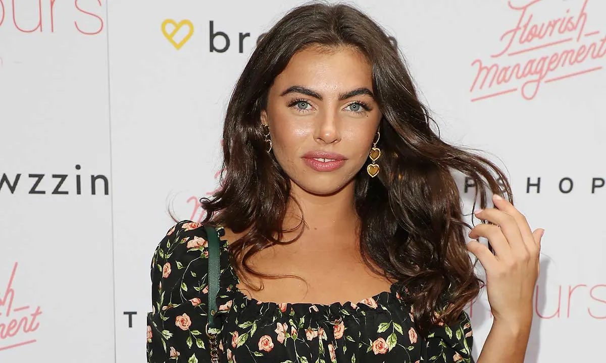 megaanbeth's tweet image. All I can see looking at new girl Samie… Crishell from Selling Sunsets and Francesca from Love Island S5 #LoveIsland