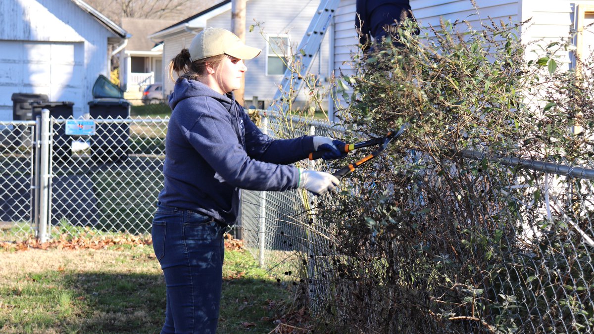 Do you or someone you know need help with a simple project in or around your home? Check out the Neighbors Helping Neighbors website to see if you can share your project with local volunteers! Visit community1.org/NeedANeighborN… to learn more.