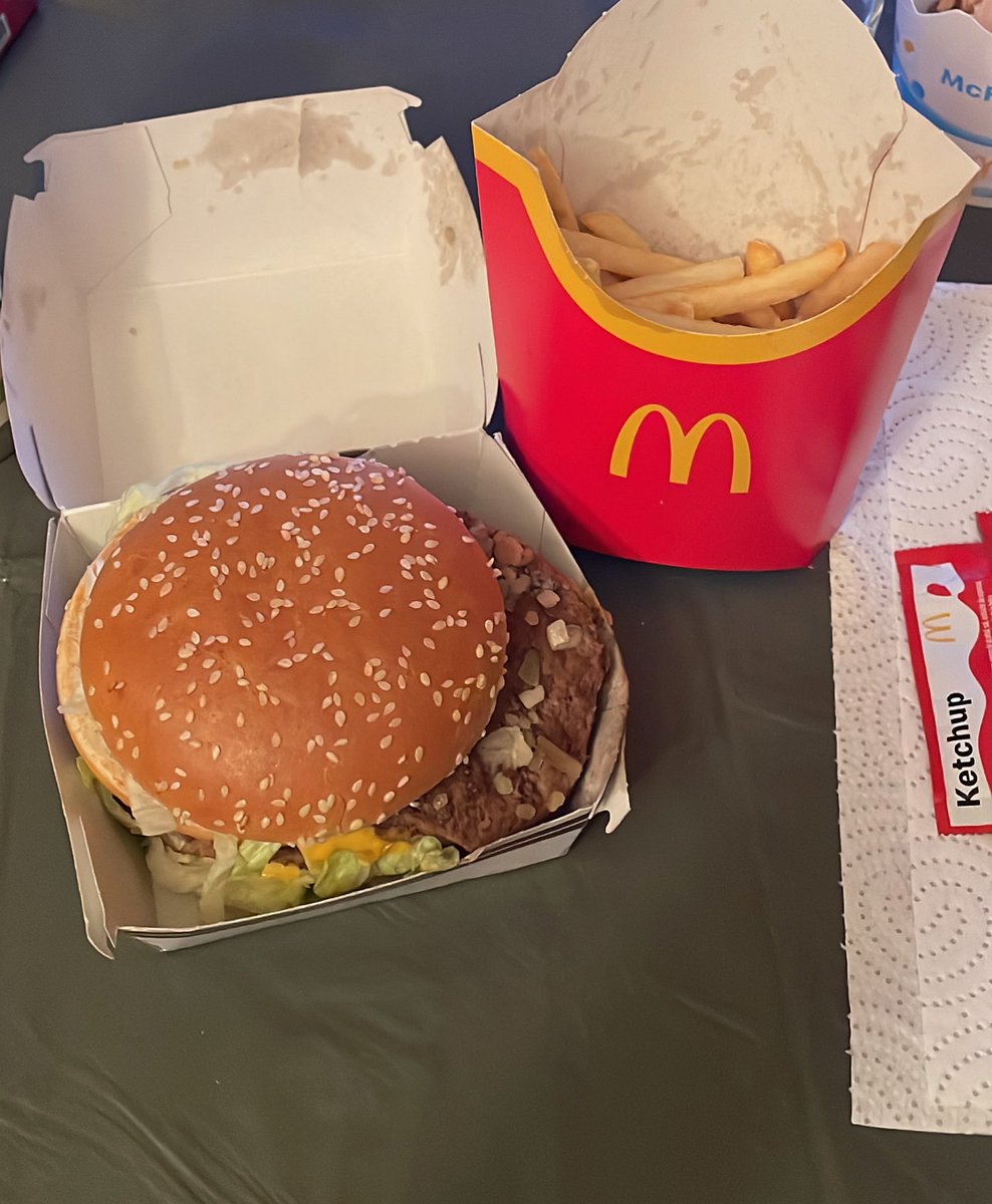 RuthBielsa's tweet photo. @mcdonalds_es @MCDonalds_ESA en un menú tamaño grande con hamburguesa doble. Creo que alguien se ha comido mis patatas mientras preparaba la hamburguesa… eso explica que no la haya podido montar bien. Claro, con una mano…😂 https://t.co/viS7fQt2Zq