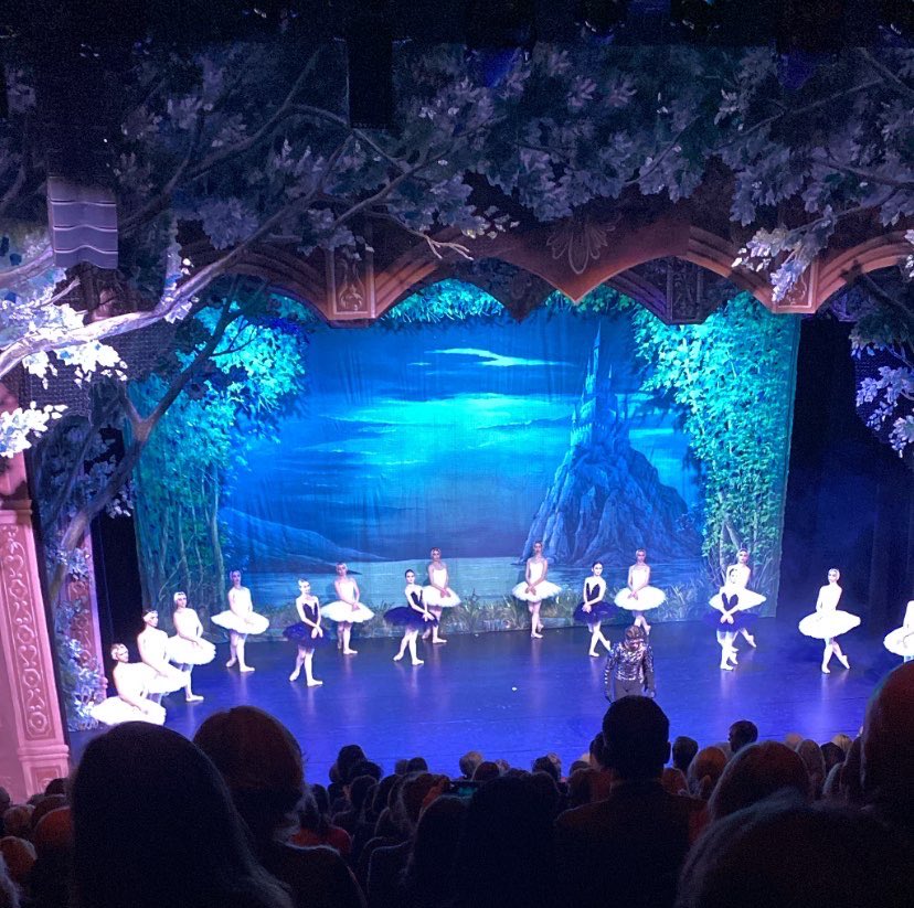 Kvelden ble tilbrakt med Kiev balletten som danset Svanesjøen. Helt fantastisk opplevelse.