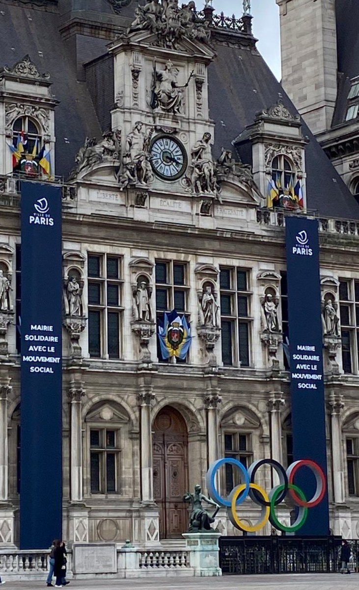 Après la banderole des supporters du #PSG, #AnneHidalgo s'y met et en accroche 2 sur l'Hôtel de Ville ... Ce sont les parisiens qui payent ❓
#saccageparis