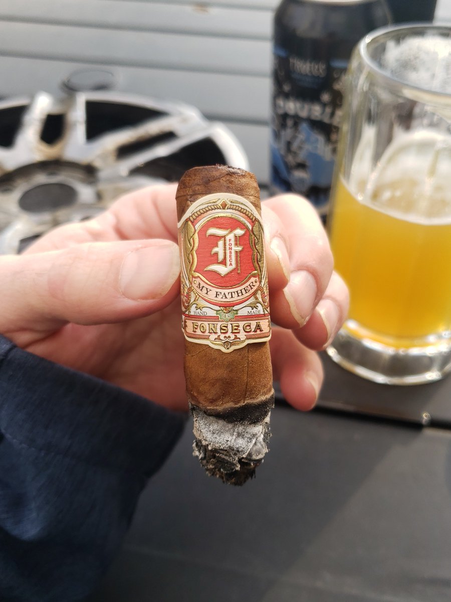 I always start off liking these Fonseca by My Father a lot, & then as it burns down into final 3rd get this musty earth bitterness that I always need to drink more beer or whiskey to get through it. Anyone else similar? #CigarTalk #cigars #botl #sotl