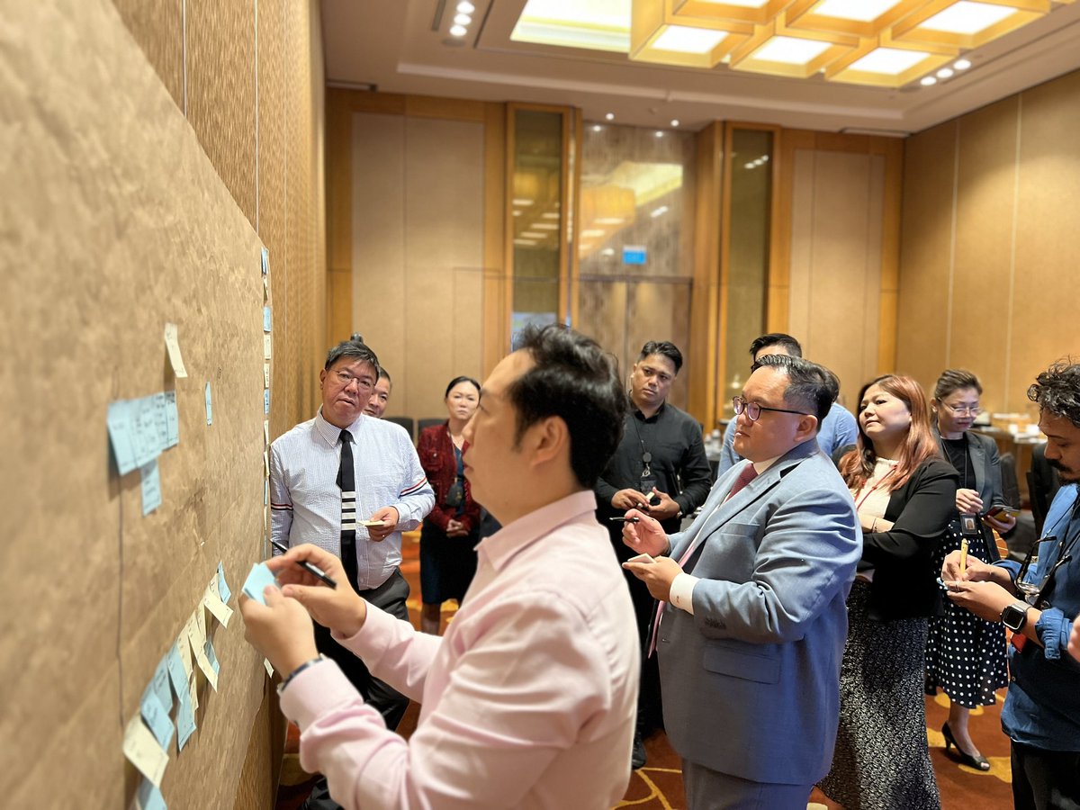 RuudWJanssen's tweet photo. Strategy work in progress with team @marinabaysands - watch this space - #DESIGNtoCHANGE #EventCanvas #HORIZONSofCHANGE https://t.co/bnQ4yQzOOc