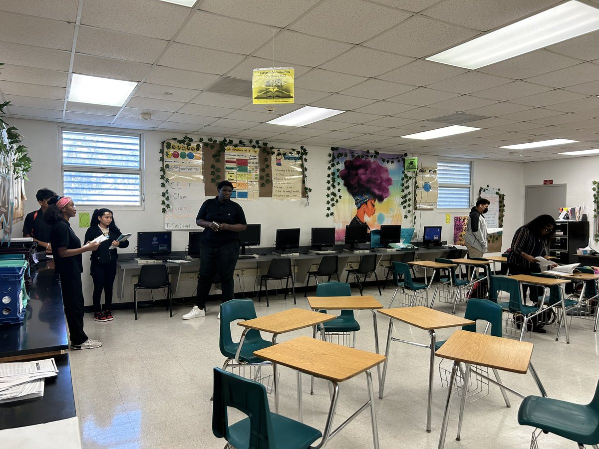 AnneKnight4Edu's tweet photo. @BTW_SHS Reading teachers have students on their feet as they learn! Incorporating all learning styles in lessons is important because it helps learners to process information more effectively. @MDCPSDAS #4Corners #PeerEditing #CollaborativeDiscussions https://t.co/MW8gKVe2eL