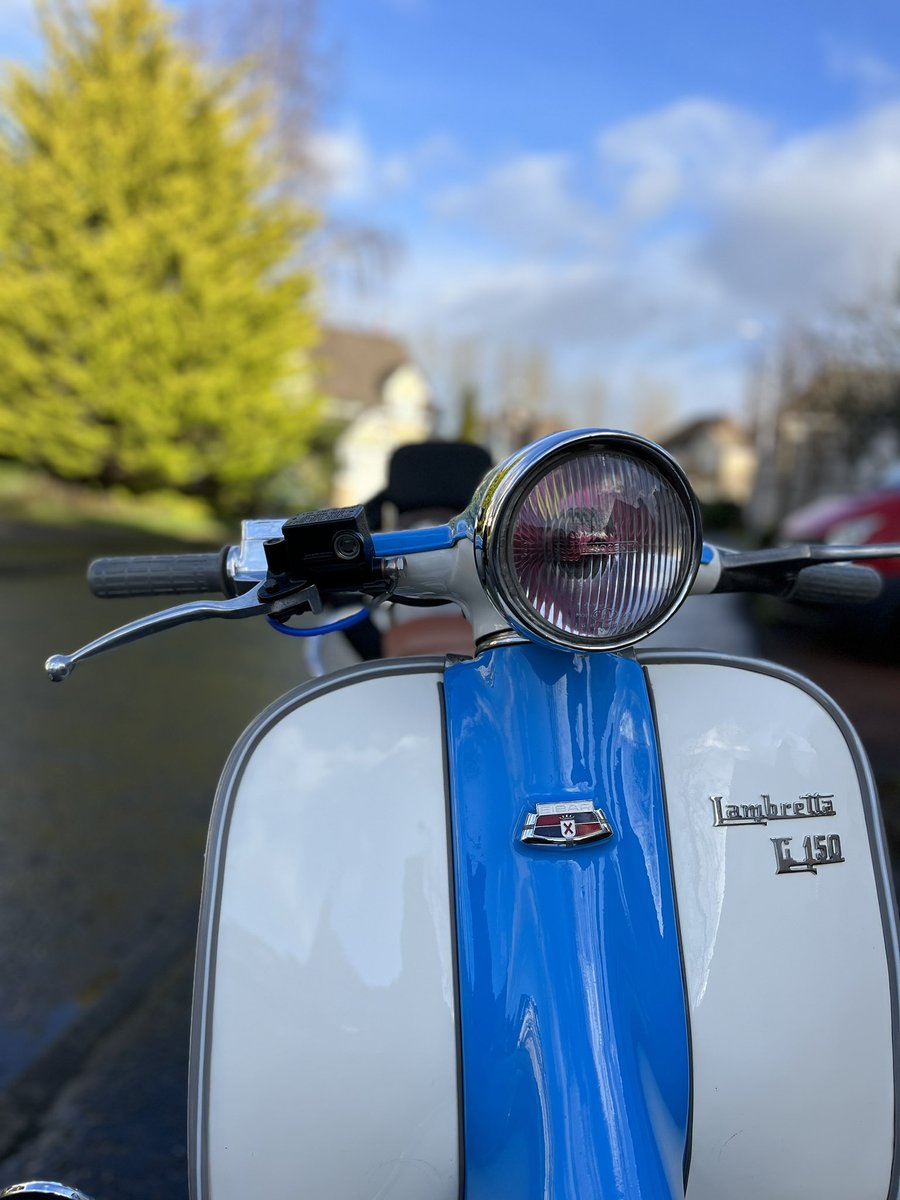 robert2burns's tweet photo. Fitted a hydraulic disc brake to this Spanish lass… hate cutting up original bodywork so love this routing of a hydraulic hose… perfect for this old girl.. #eibar #lambretta #li150 #upgrades #2strokesmoke #2strokefullthrottle https://t.co/cMLeeIdB5z