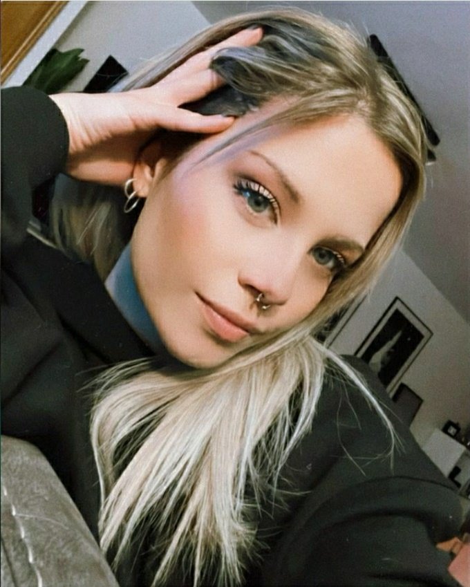 Si tan solo supiera todo lo que me está salvando,y lo tanto que la quiero.