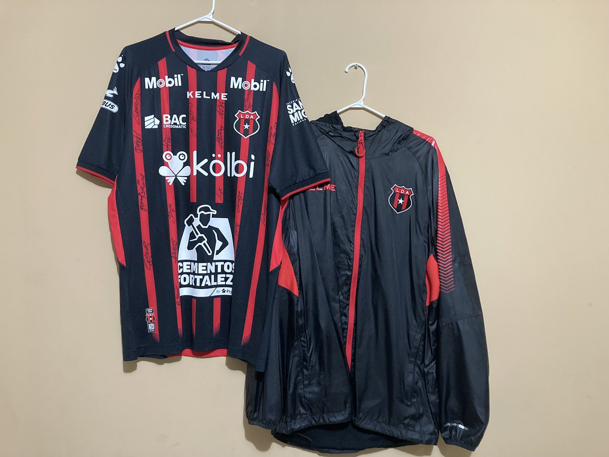 🧵1/2 ¡Hola!
Me quede sin trabajo hace 2 semanas, antes me dedicaba a manejar para plataformas pero el carro se dañó hace más de un mes.
Estoy rifando esta camisa autografiada y la jacket en 2mil el número (por inbox les puedo pasar la info)