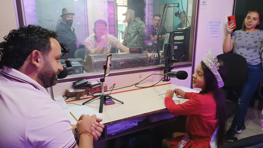 Hoy tuvimos el Programa JUAN INFORMA #48 

Muy buen programa; tremendos invitados y temas de interés para el Municipio Jáuregui.

Conversamos de Servicios Públicos, infraestructura, hacienda, turismo y recibimos la visita especial de nuestra Mini Reina de Susej Aguilar #lagrita