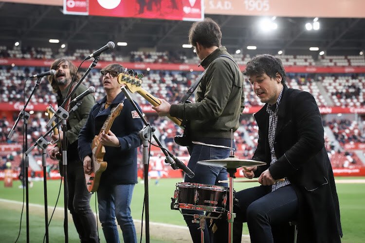 PlasticSoulEsp's tweet photo. Pues vaya domingo! ✌🏻⚽️ Gracias al @realsporting por la acogida y a todos por vuestro cariño en la previa del partido! Nos vemos en breve con la noticia que todos estáis esperando 🔥💽 https://t.co/V4Dlz2qXhM