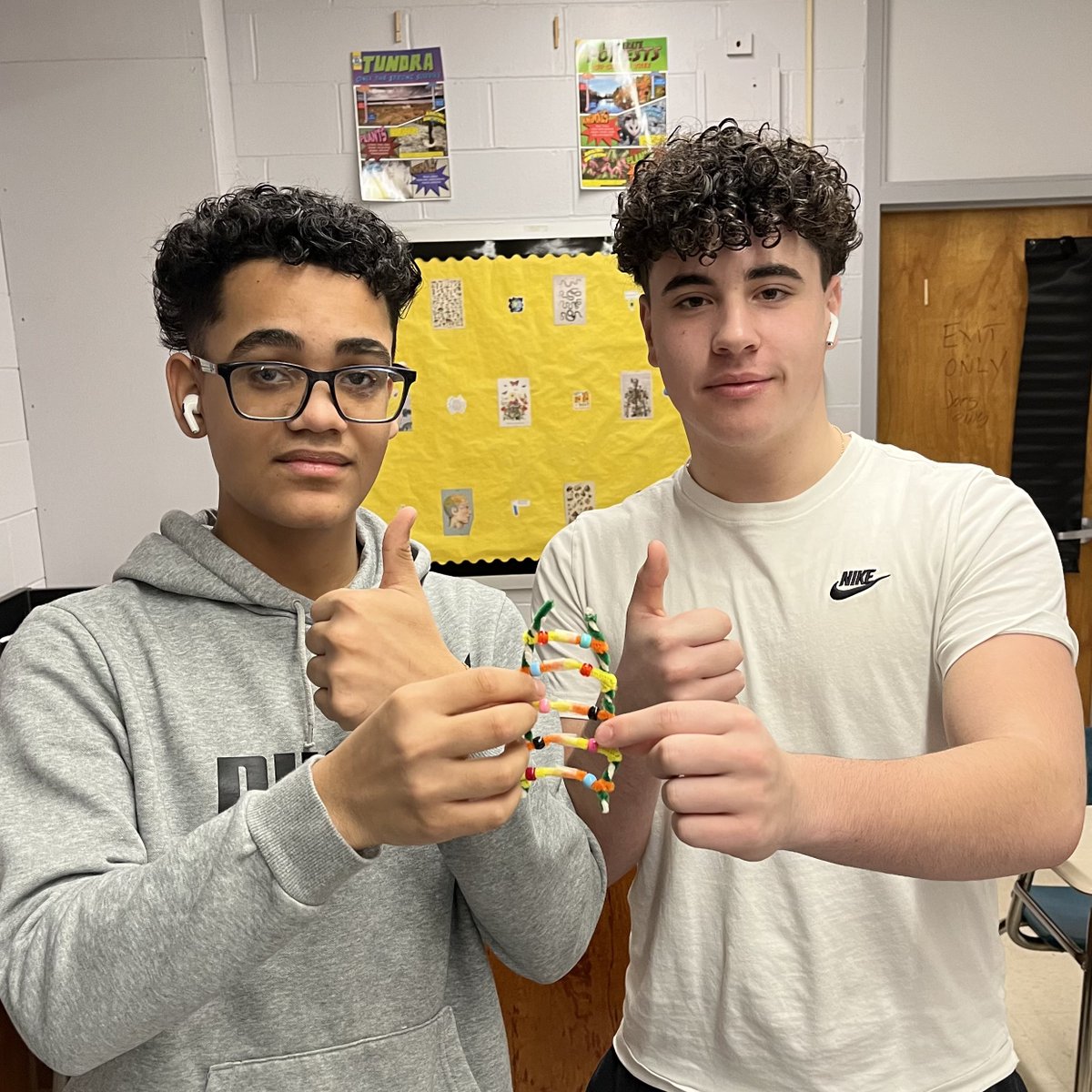 torchianator's tweet image. CP Bio making some very creative models to start introducing DNA structure. Love it. 🧬🖤💜 #KnightScience #CPBio #DNAModels @FazioSally @OldBridgeTPS