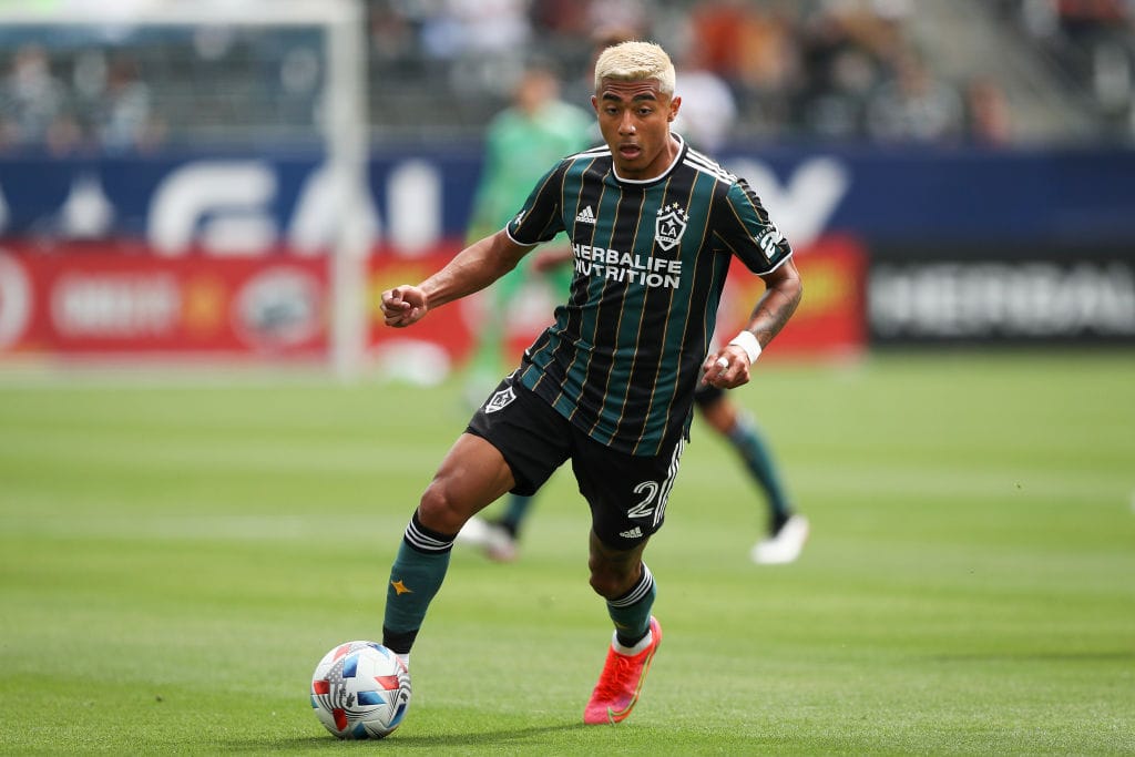 Managing_Barca's tweet photo. ❗After Joao Cancelo's rejection. Barcelona want to sign La Galaxy right-back Julian Araujo (21). Barca would sign the Mexican on loan with an option to buy.

— @relevo https://t.co/DI0DMLuRZM