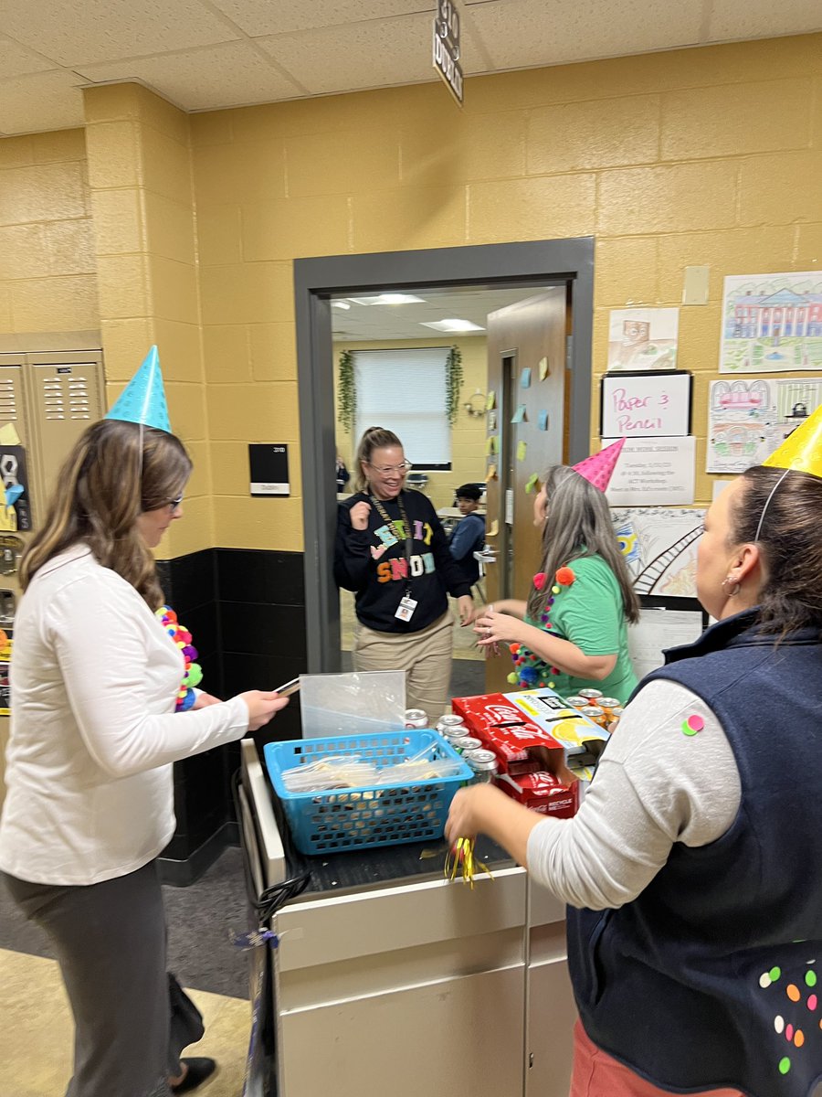 TonyJarvis_MHS's tweet photo. Whatβs today? 100th day of School! And itβs a visit from the JOY committee for our staff! And no doubt about the very best staff around! ππ» #WeGetTo #MurrayHighJoy #RockStarStaff #MurraySchools https://t.co/3jgtYRXeZv