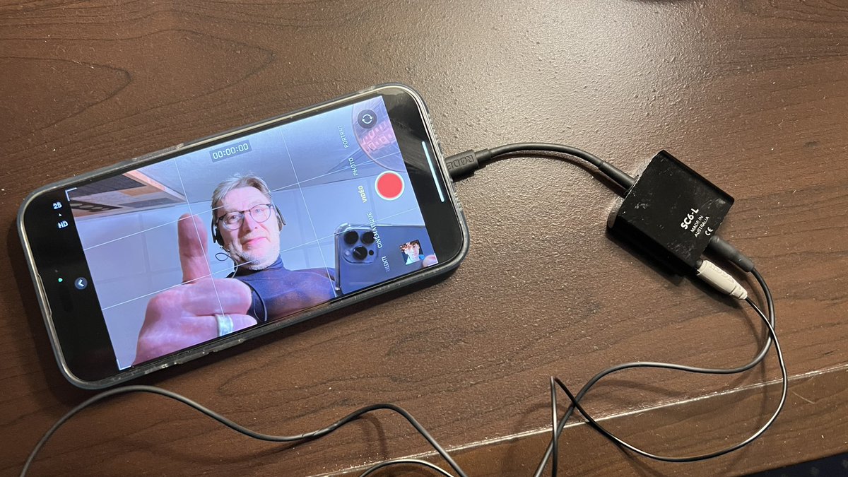 LaurentClause's tweet image. Breaking news ! Take your old Rode SC6-L out of the closet: since the latest iOS update, it enables audio monitoring in the iPhone&apos;s native camera app with any TRRS microphone #MoJo #videomobile #audiomonitoring Thx @LBerthault for the info 👍🏻
