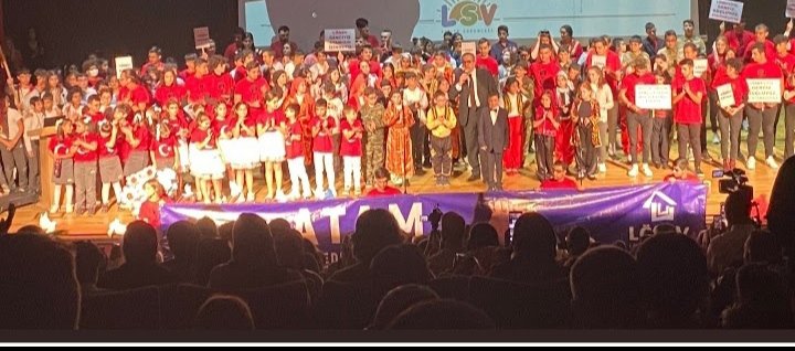 Nesliardaa's tweet photo. Biz kim miyiz LÖSEVLİYİZ Atasının izinde büyüyen savaşçı çocuklarz gümbür gümbür gelen gençliğz vefakar anneler babalarız  LÖSEVden tüm Türkiye'ye mücadele sevgi iyilik umut yayacak kocaman bir aileyiz  #LösanteyeTamRuhsat  #GüneşLösevdenDogacak @ustunezer @hulya_unver @losev1998 https://t.co/XyJ6LZjtZq