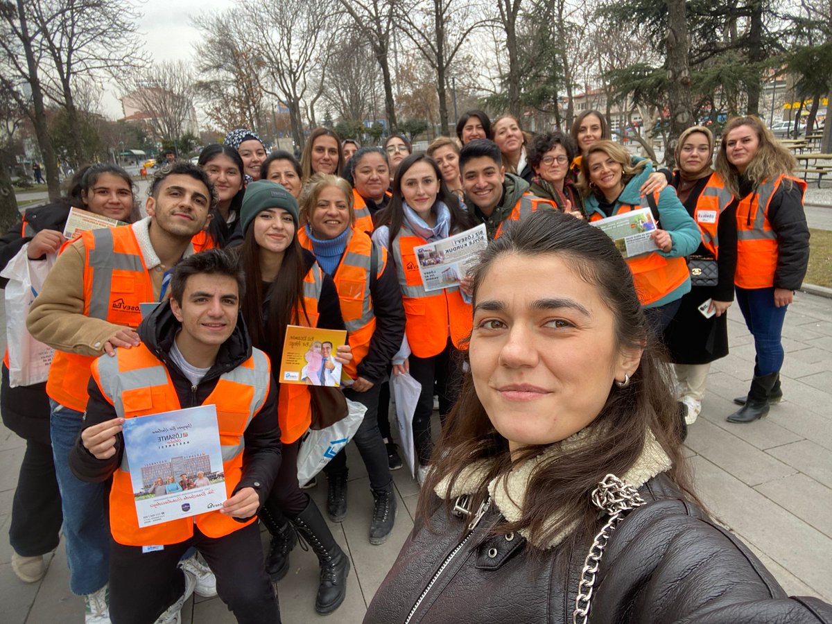 Nesliardaa's tweet photo. Biz kim miyiz LÖSEVLİYİZ Atasının izinde büyüyen savaşçı çocuklarz gümbür gümbür gelen gençliğz vefakar anneler babalarız  LÖSEVden tüm Türkiye'ye mücadele sevgi iyilik umut yayacak kocaman bir aileyiz  #LösanteyeTamRuhsat  #GüneşLösevdenDogacak @ustunezer @hulya_unver @losev1998 https://t.co/XyJ6LZjtZq