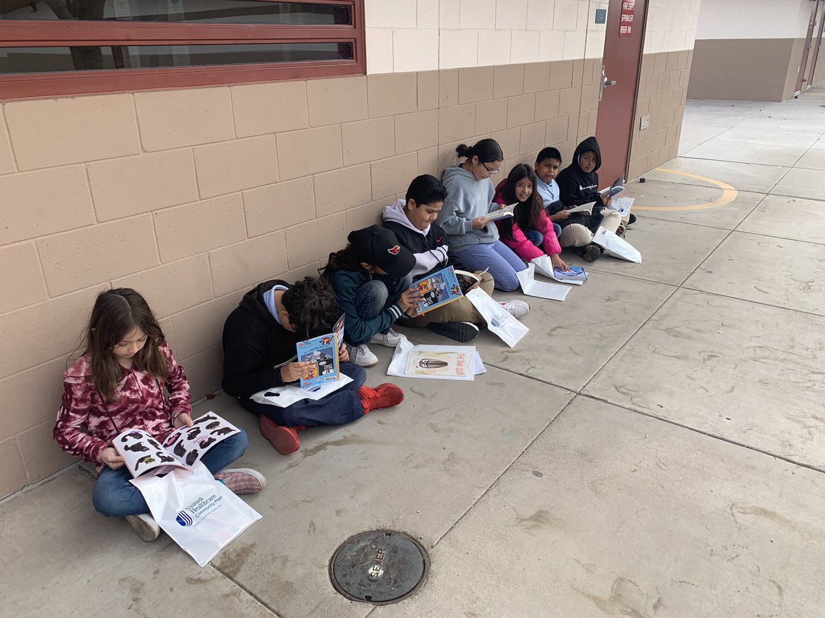 debkuenzli's tweet photo. It’s a great day to read a book @holidayparkcsd. Scholastic book fair is underway. Free books for all scholars. #oneteamunafamilia https://t.co/ijB7oTMAse