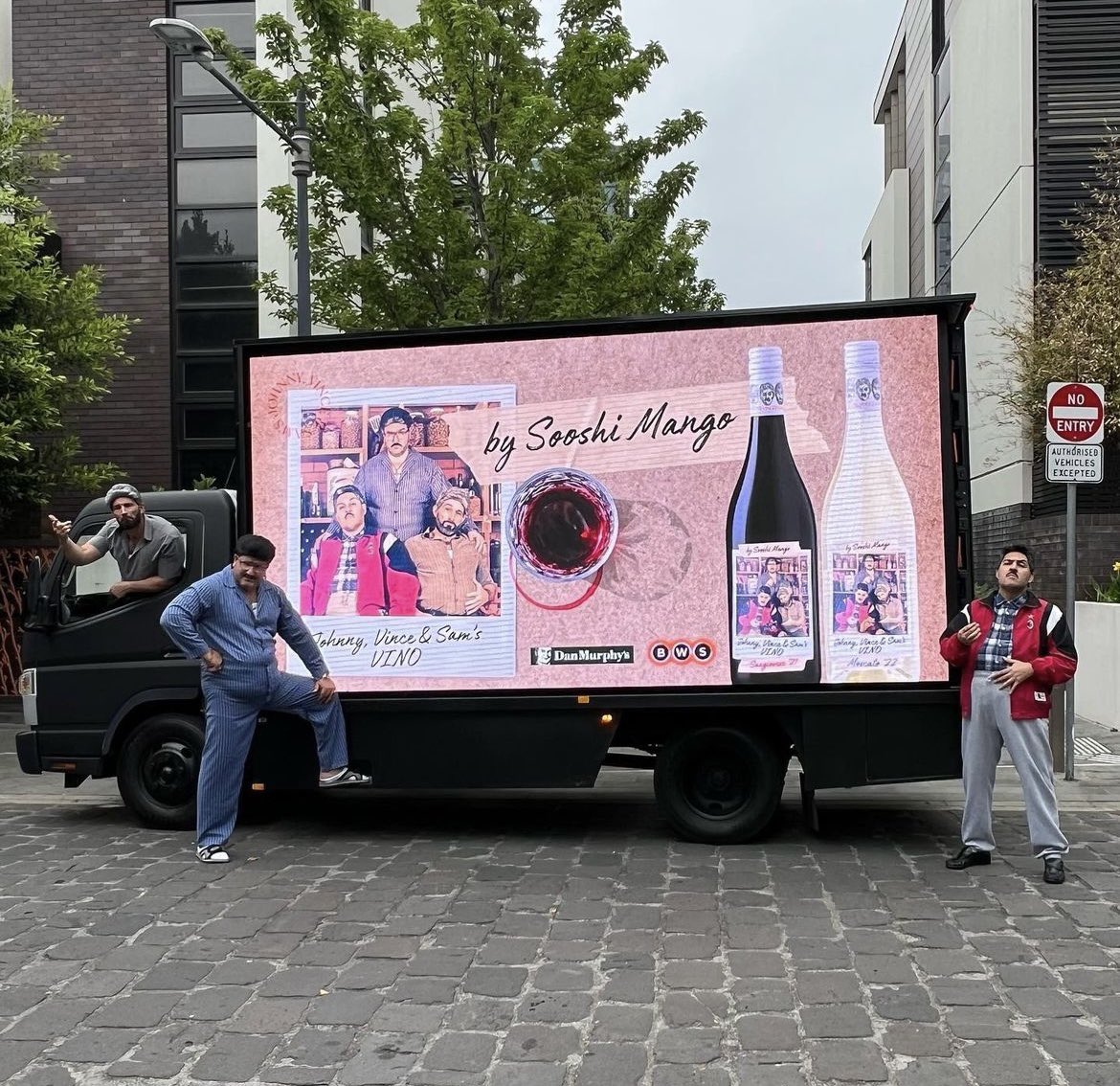 HypedMedia's tweet photo. Congrats to @johnnyvinceandsams @sooshimango for their ‘best farkena vino’ release. Available now @bws_au or @danmurphys 🍷

#sooshimango #johnnyvinceandsams #vino #hypedmedia #bws #danmurphys #92proof https://t.co/xl0smSuI4M
