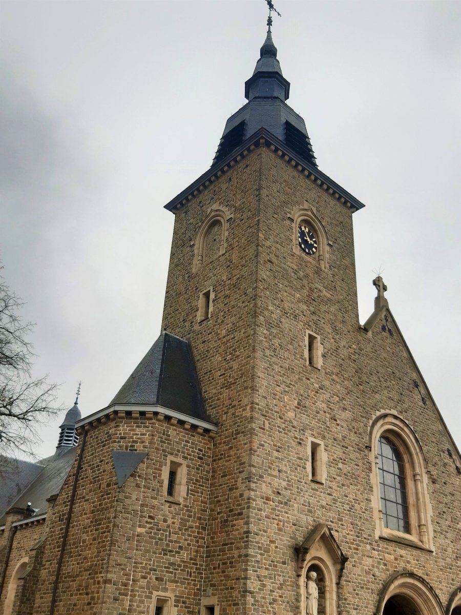 Welkom in de cités van Winterslag. Tim neemt je mee op pad doorheen zijn favoriete wijk in Genk, namelijk het warme Winterslag. 

🔥Dorien maakte een blog over deze wandeling erfgoed.app/winterslag-een… 

👉 De tour in de ErfgoedApp erfgoed.app/tour/1128

#erfgoed #genk #winterslag