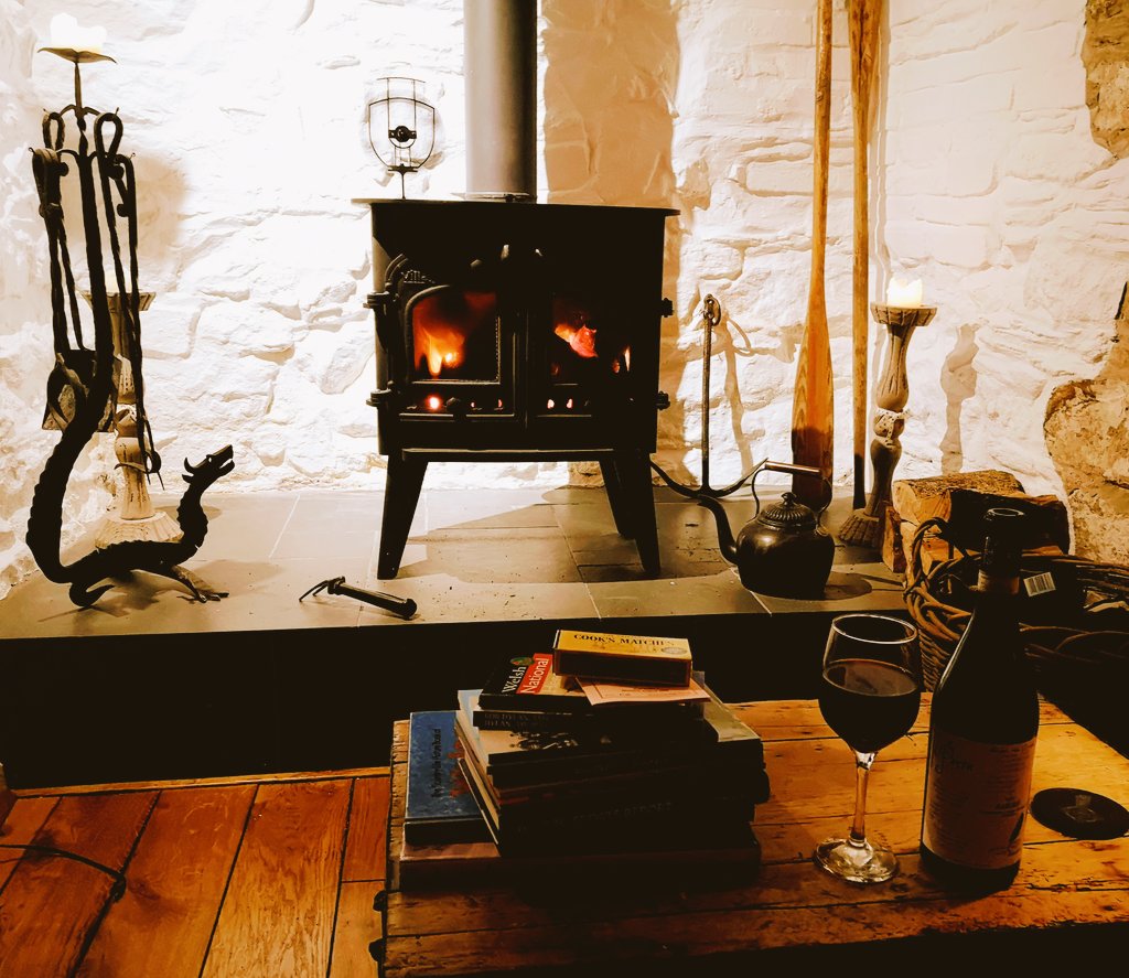 God's Country, a roaring fire and suitable product placement! 😉🍷🏴󠁧󠁢󠁷󠁬󠁳󠁿❤️🎶🏉 @newportpembs <a href="/WalesCoastPath/">Llwybr Arfordir Cymru / Wales Coast Path</a> <a href="/ItsYourWales/">It's Your Wales</a> <a href="/PenderynWhisky/">Penderyn Distillery</a> <a href="/BluestoneAles/">Bluestone Brewing Co</a> #WALES #StrongerTogether