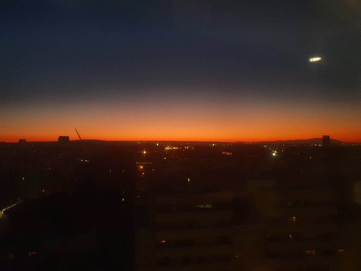 cityguay1's tweet photo. Despedimos el último lunes de Enero, con un bonito atardecer iluminando la bella ciudad de #zaragoza 🇪🇸.
Saludos feliz noche #Spain #Aragon #cityguay #sunselove #sunset #sunsetgram #sunsetgold #sunsenlove https://t.co/sEaGSnKwtd