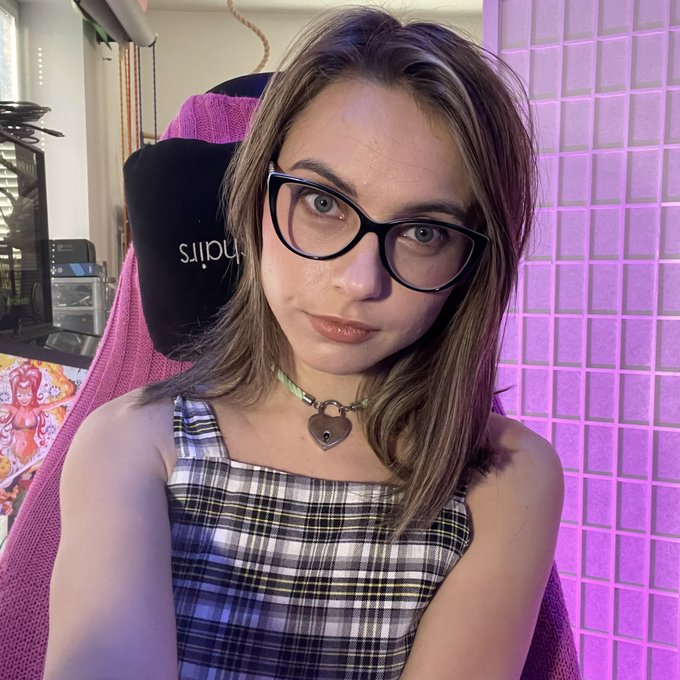 Wanna come and play with me tonight? https://t.co/IJUkW9YFBd will only be on for two hours so get me