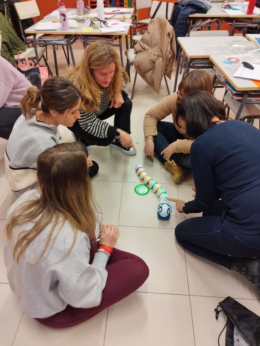 MbacSanchez's tweet photo. CEIP Miguel Delibes, San Sebastián de los Reyes @CtifNorte, un gran placer compartir sobre #robótica https://t.co/qdVMlm7715
