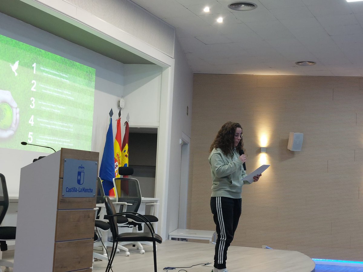 El alumnado de 1° de Bachillerato y 3° de ESO han participado en un recital poético sobre la paz colaborando en al celebración del Día Escolar de la No Violencia y La Paz, deleitando a los pequeños del CEIP Fray Luis de León y Ciudad Encantada.