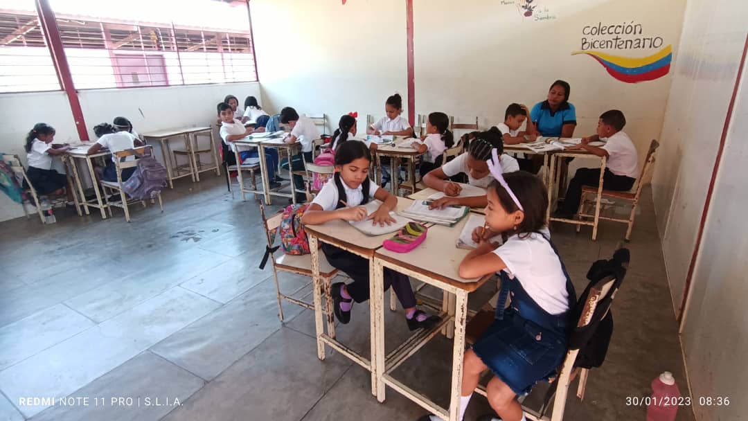 #EnFotos | Estado Apure esté día con alegría y entusiasmo reciben a las y los estudiantes con actividades culturales.
Vamos todos a disfrutar de su gran recibimiento en sus ambientes de aprendizaje usando correctamente las medidas de bioseguridad. <a href="/_LaAvanzadora/">Yelitze Santaella</a> <a href="/info_mppe/">INFO MPPE</a>