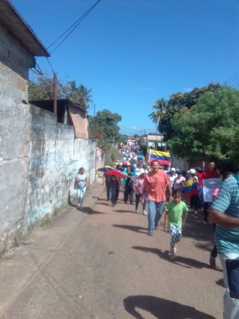 porghandi's tweet photo. Hoy 30 de enero de 2023, gremio educativo tomó las calles en Santa María de Ipire GUÁRICO, en reclamo de mejores condiciones de vida como lo establece el artículo 91 de la CRBV, acompañados de padres y representantes, *PUEBLO UNIDO JAMÁS SERÁ VENCIDO* https://t.co/9yV5Hofr68