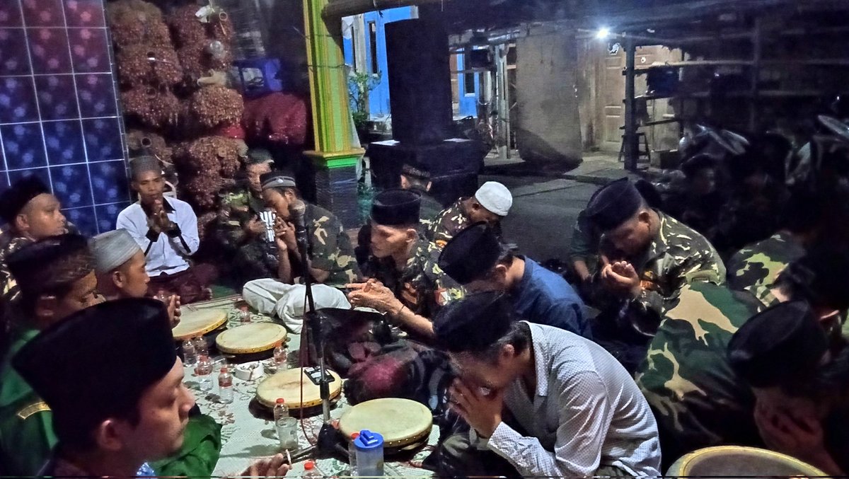 Syaiful30636334's tweet photo. Selapanan Rutin BANSER X-5 Pasir Majlis dzikir &amp; Sholawat 
Berjalan dengan khidmat lancar Mugi Menjadi berkah Berkah amin.amin... https://t.co/GALMIdXqbn