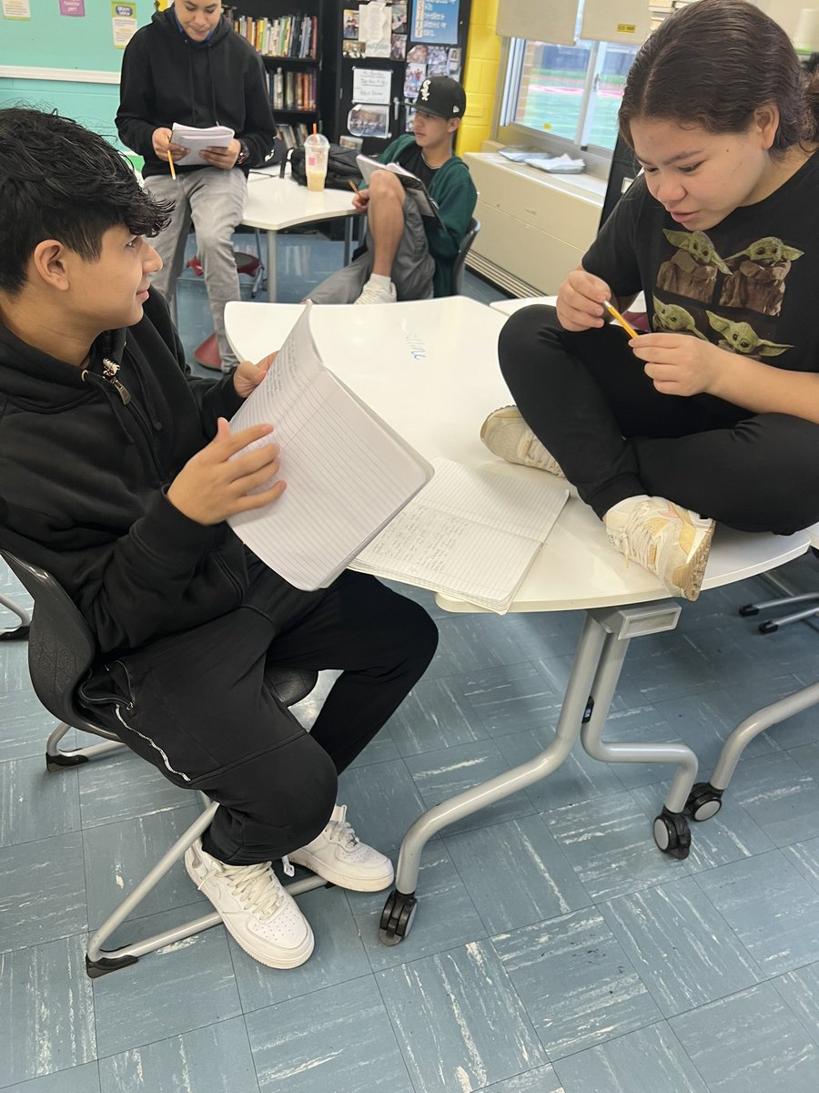 mrs_kbucchio's tweet photo. The ROVING PARAGRAPH✅ —💯total participation in our 2nd language reading, writing, listening and speaking while supporting and encouraging each other in a low stress situation that builds language… The Ss loved this targeted activity, @ValentinaESL‼️📝👂& they flourished.. ✅ https://t.co/x4wvBqOtsf