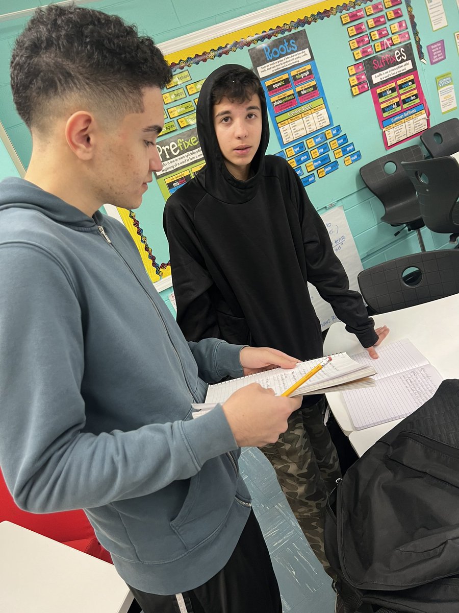 mrs_kbucchio's tweet photo. The ROVING PARAGRAPH✅ —💯total participation in our 2nd language reading, writing, listening and speaking while supporting and encouraging each other in a low stress situation that builds language… The Ss loved this targeted activity, @ValentinaESL‼️📝👂& they flourished.. ✅ https://t.co/x4wvBqOtsf