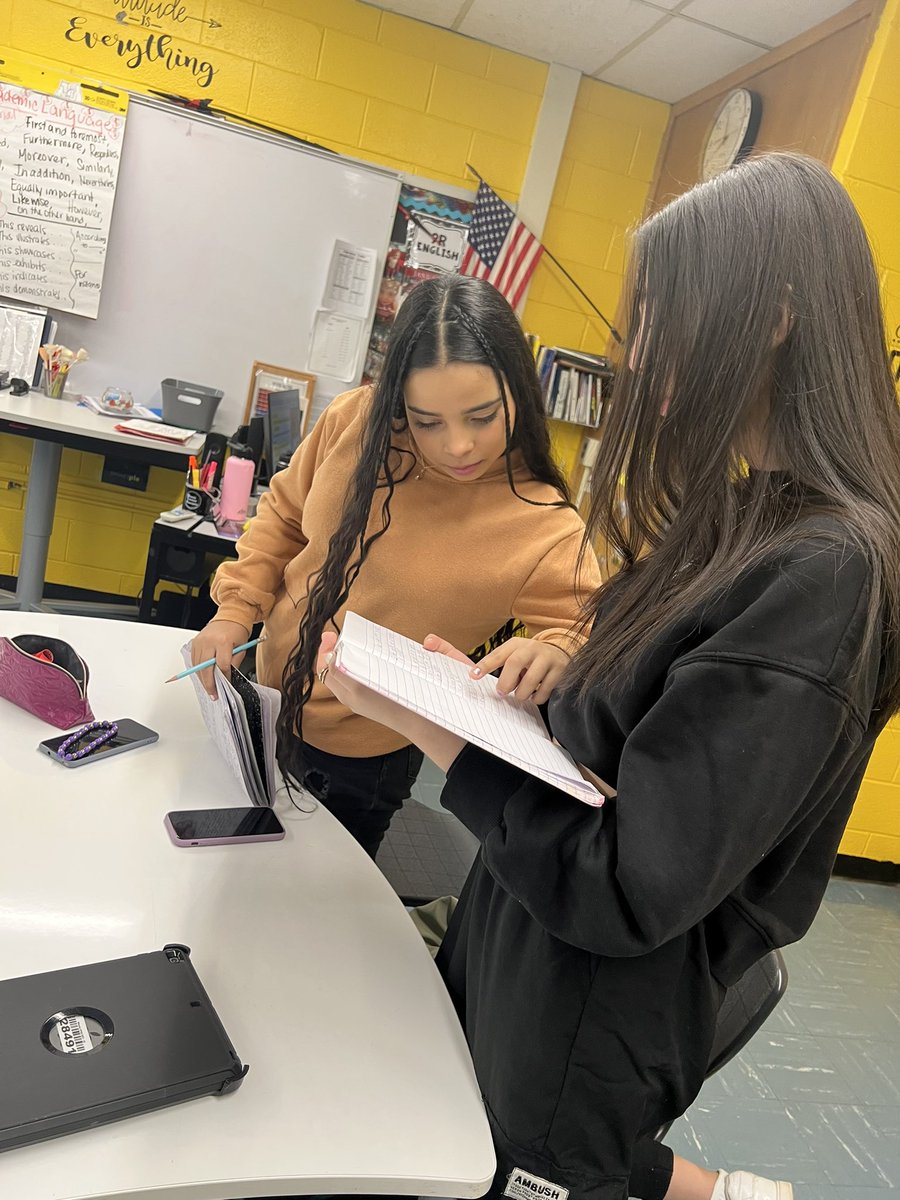 mrs_kbucchio's tweet photo. The ROVING PARAGRAPH✅ —💯total participation in our 2nd language reading, writing, listening and speaking while supporting and encouraging each other in a low stress situation that builds language… The Ss loved this targeted activity, @ValentinaESL‼️📝👂& they flourished.. ✅ https://t.co/x4wvBqOtsf