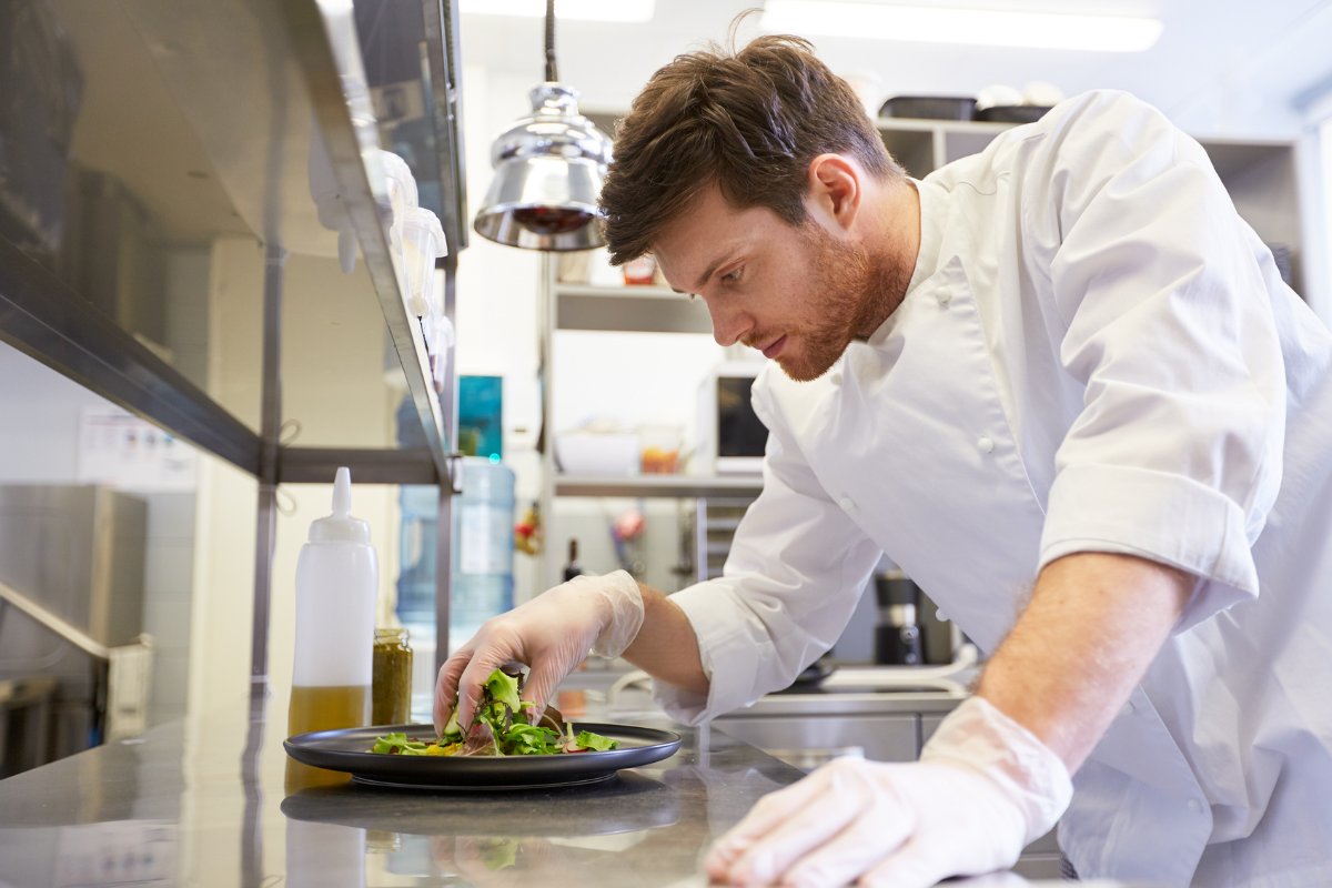 davidburkechef's tweet photo. One of the most recognizable chefs on television is chef David Burke. Being a formidable force, David Burke persisted throughout the pandemic calamity and even saw an increase in sales of high-end cookware line, which is accessible on the chef's website, https://t.co/mIXuAginVd https://t.co/Q8SpY6JHGk