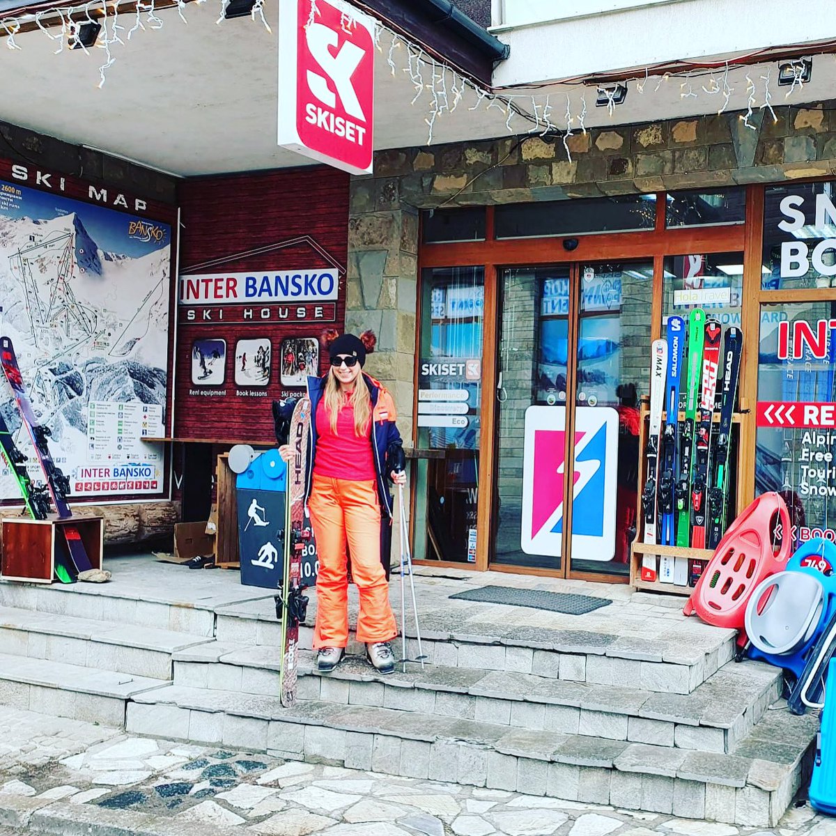 1stclasslounge's tweet photo. Are you heading for your winter adventure anytime soon? If you are then why not check the number one ski hire shop network in Europe @skiset_uk 
You can save 10% to 50% of your ski rental prices located 800 in 400 European ski resorts. Check it out! bansko #travel #skiset https://t.co/bZds23XJwk