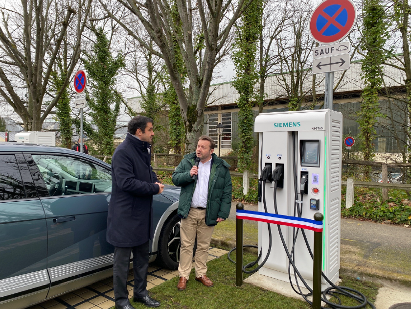 VINCIAutoroutes's tweet photo. Richard Delepierre, maire du @VilleduChesnayR, et Nicolas Bardou d'#EasyCharge, filiale de #VINCIAutoroutes & @VINCIEnergies, ont inauguré aujourd’hui la 1ère station de recharge du réseau qui va être déployé dans la ville et qui comptera 15 bornes de recharge rapide. https://t.co/9pVofelp7k