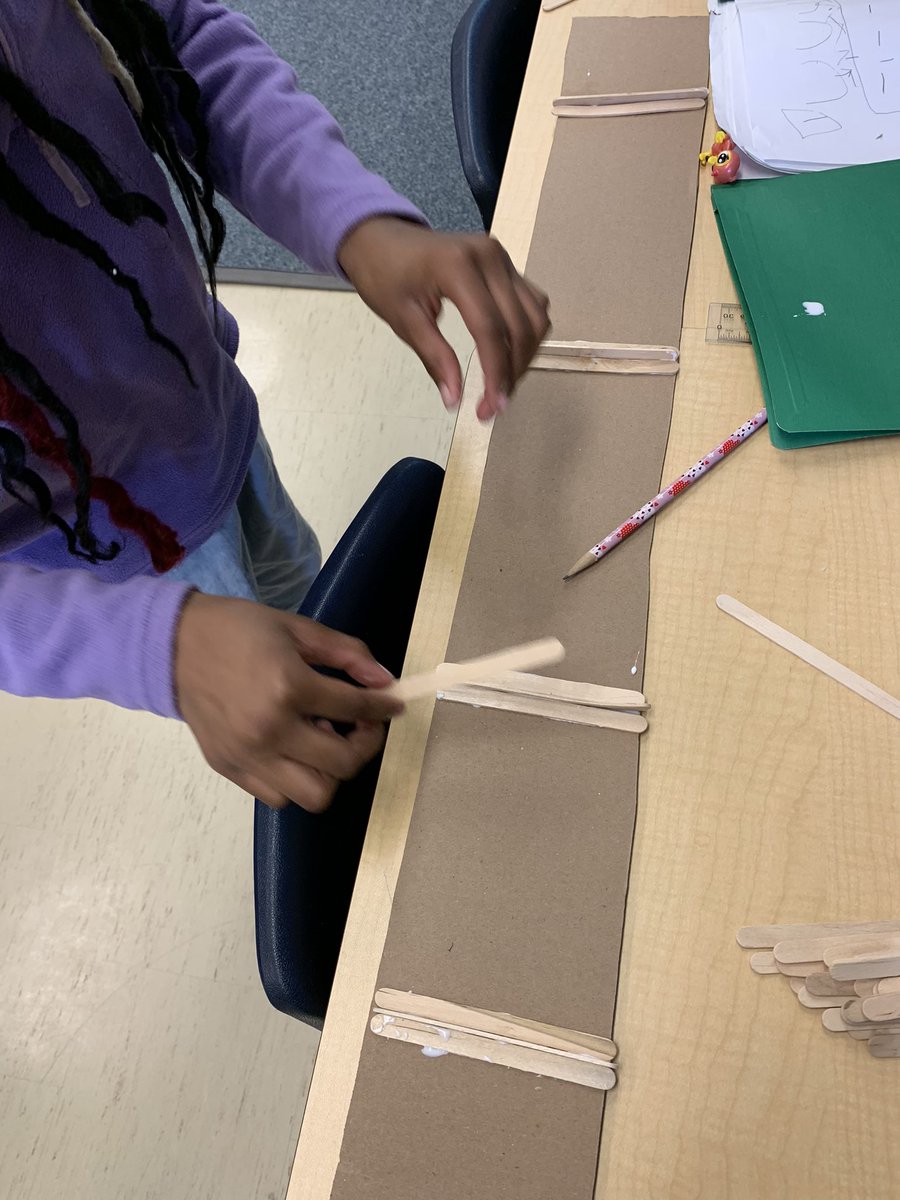 MmeFitzell's tweet photo. Comment est-ce qu’on peut faire une structure forte et stable avec la classe 23F? Nous avons des bâtons, de la colle, et des plans. @KingswoodDrive https://t.co/RWPJstJEbD