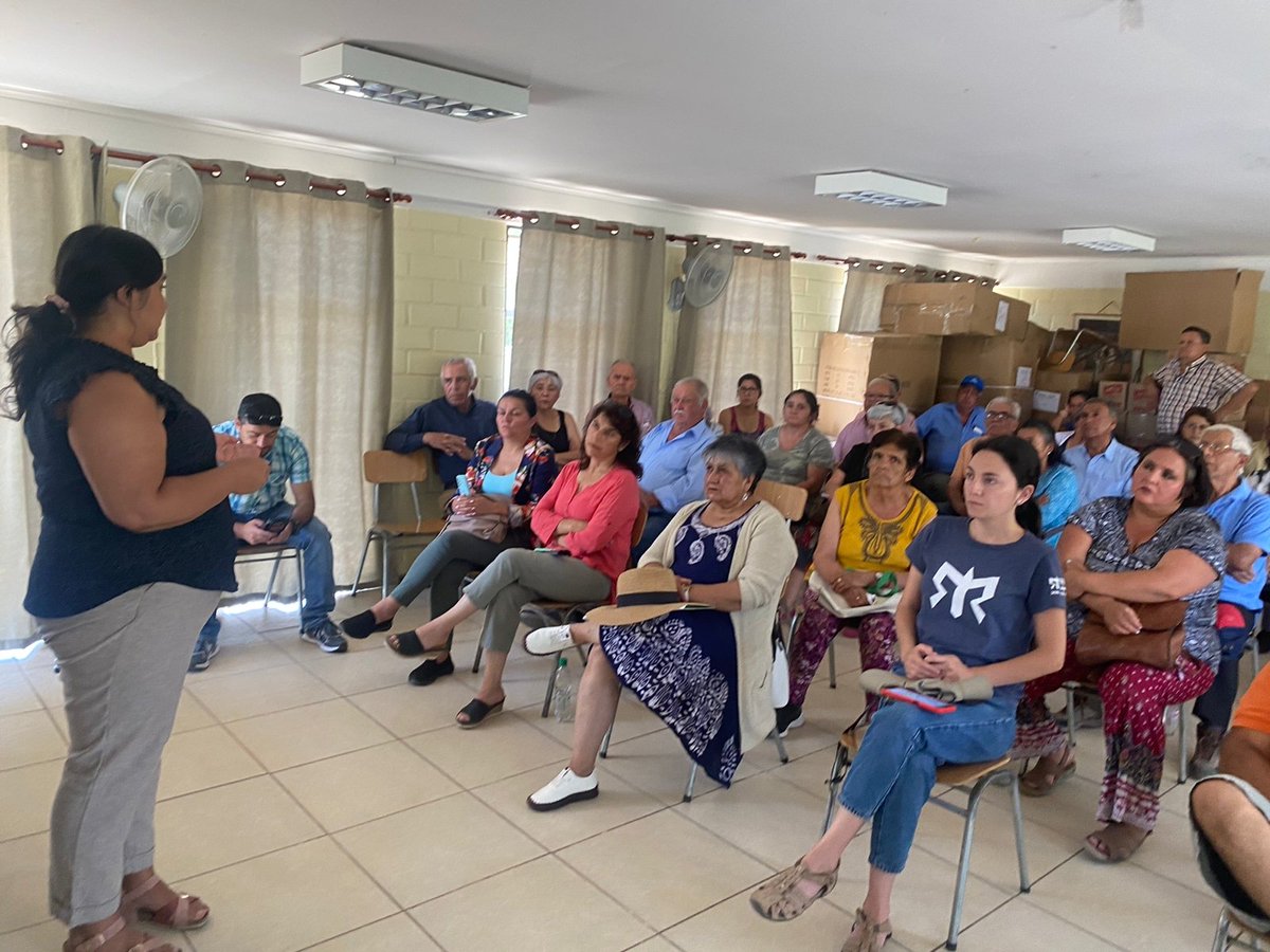 MOPOHiggins's tweet photo. Más de 100 usuarios de #INDAP y canalistas de #Codegua y #Marchigüe fueron capacitados sobre la reforma al Código de Aguas y de la conformación de comunidad de aguas subterráneas #CASUB. Las Charlas la realizaron funcionarios de la #DGA @MOPOHiggins y del Depto. de OUA central. https://t.co/rvJC2gVQAi