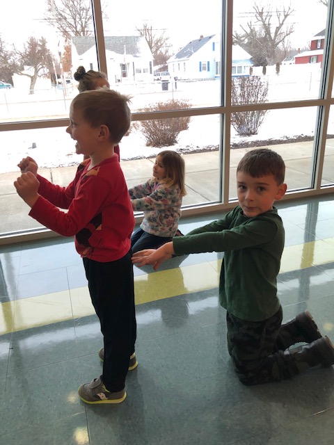 Hamfamwildcats's tweet image. Kindergarteners are #gettinginshape with Mrs. Clifford.  They worked with a partner to transform their bodies into the shape of different letters of the alphabet. #LetterRecognition