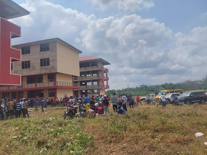 CitizenTechiman's tweet photo. Yesterday Clean Up Exercise At Adansi Apagya E-block, Community Day Senior High School.
#JDM
#NewEdubiase
#NDC2024 https://t.co/4c6C4HMs2j